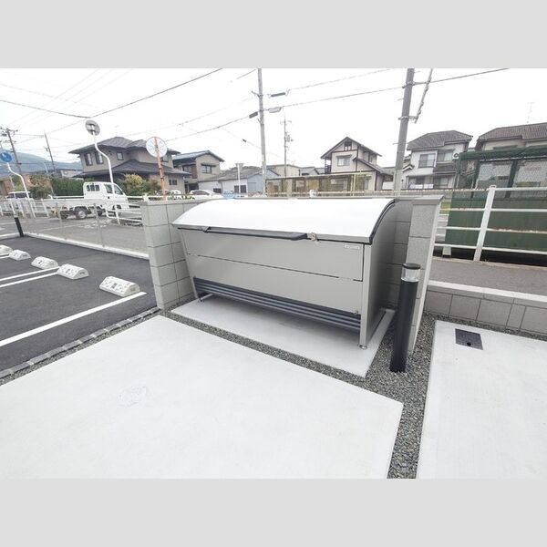 現地周辺 (ゴミ収集BOX)