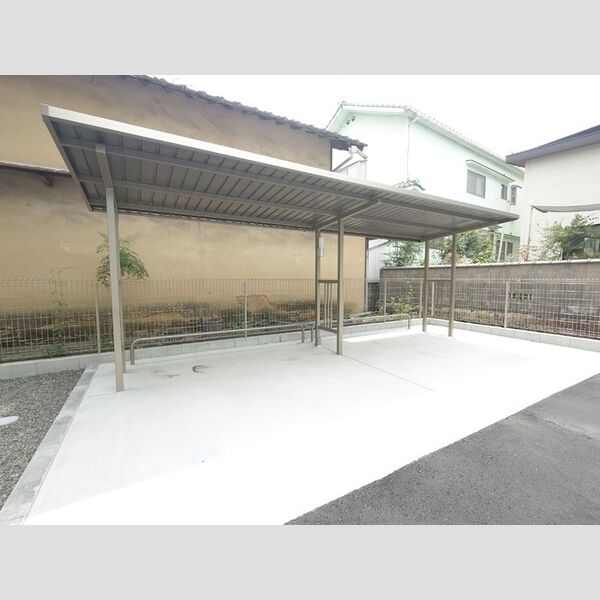 現地周辺 (自転車置き場)