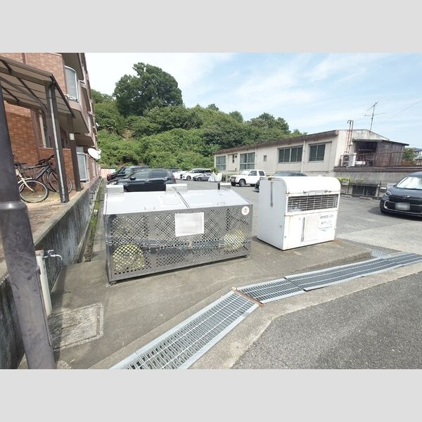 現地周辺 (敷地内ゴミステーション)