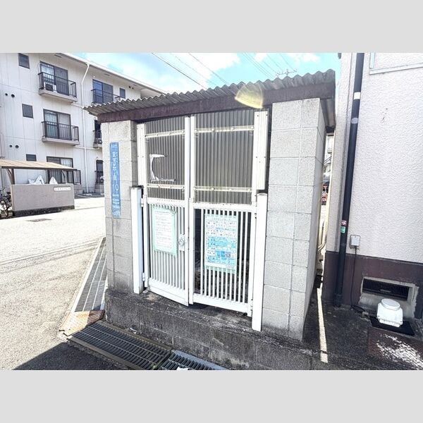 現地周辺 (ゴミ出し場)