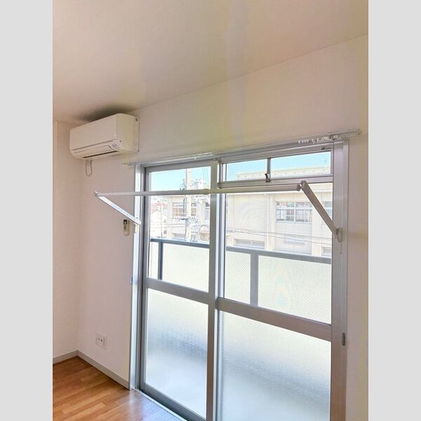 洗面所 (室内物干し、エアコン)