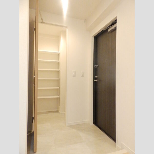 玄関 (シューズインクローク)