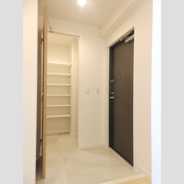 玄関 (シューズインクローク)