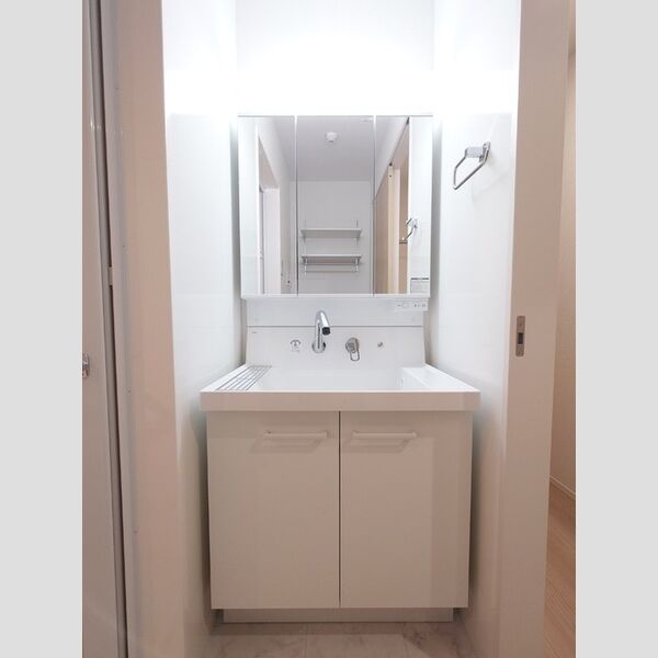洗面所 (3面鏡キャビネット付き洗面台)