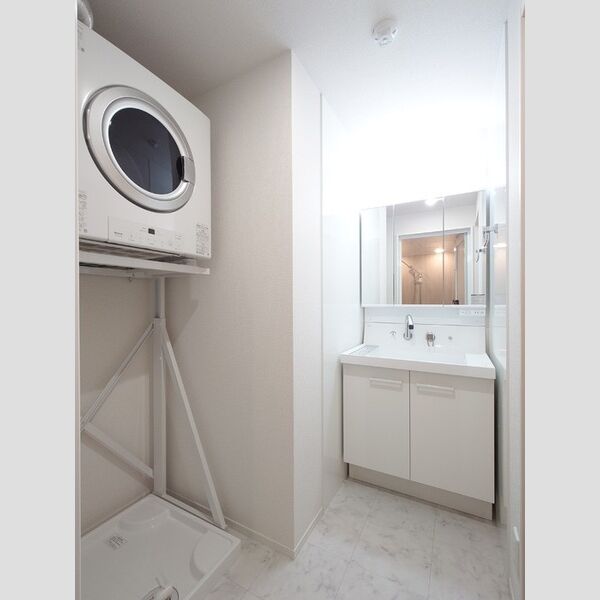 洗面所 (衣類ガス乾燥機/3面鏡キャビネット付き洗面台)
