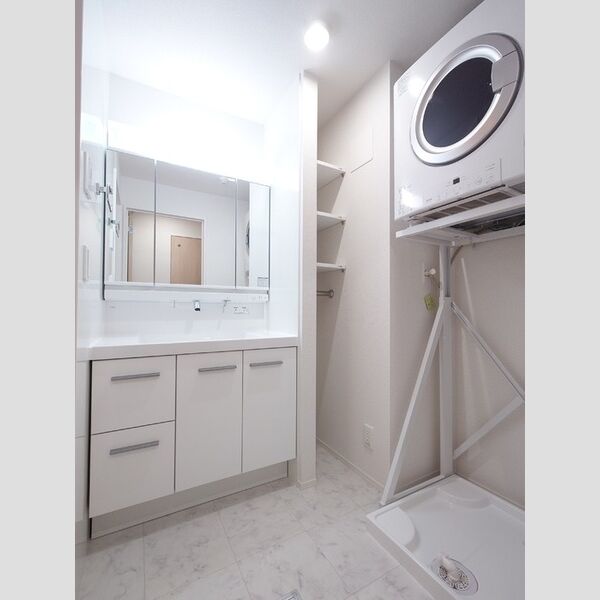 洗面所 (3面鏡キャビネット付き洗面台/衣類ガス乾燥機)