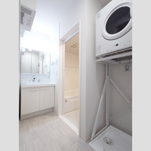 洗面所 (3面鏡キャビネット付き洗面台/衣類ガス乾燥機)