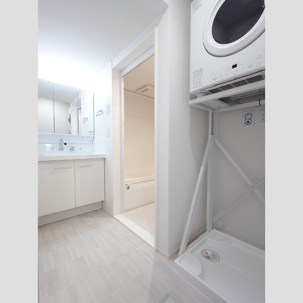 洗面所 (3面鏡キャビネット付洗面台/衣類ガス乾燥機)