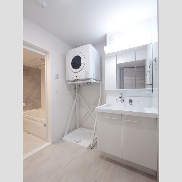洗面所 (衣類ガス乾燥機/3面鏡キャビネット付き洗面台)