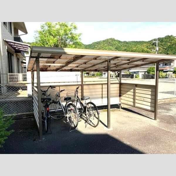 現地周辺 (駐輪場)