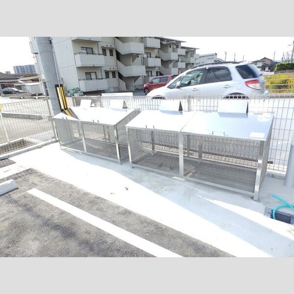 現地周辺 (敷地内ごみステーション)