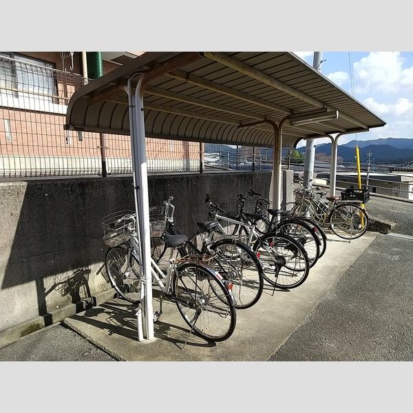 現地周辺 (駐輪場)