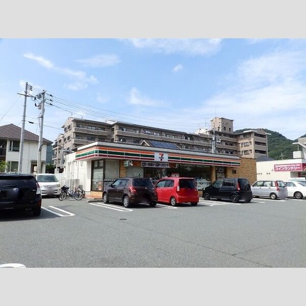 現地周辺 (セブンイレブン山口湯田中学校前店(562m))