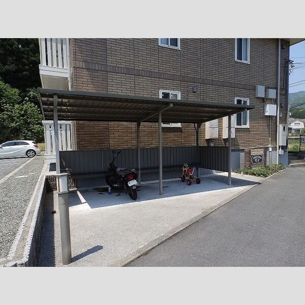 現地周辺 (駐輪場)