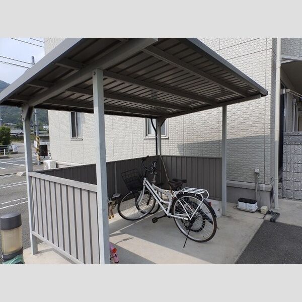 現地周辺 (駐輪場)