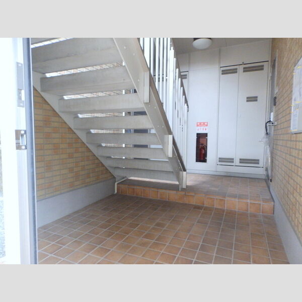 現地周辺 (ロビー　階段室)