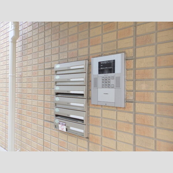 現地周辺 (玄関オートロック　集合ポスト)