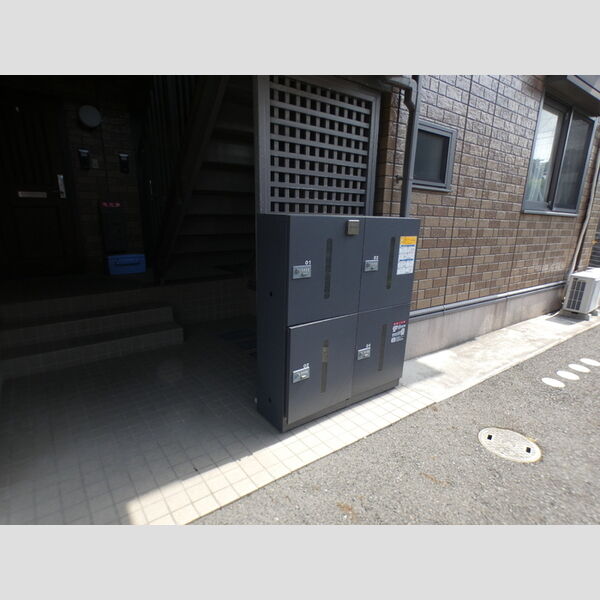 現地周辺 (エントランスに宅配ボックスあります。)