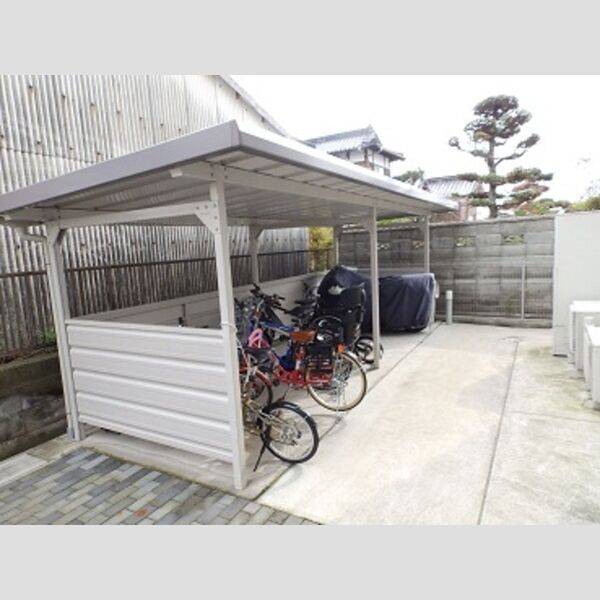 現地周辺 (駐輪場)