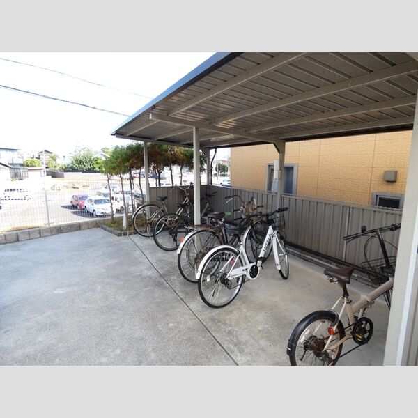 現地周辺 (駐輪場)