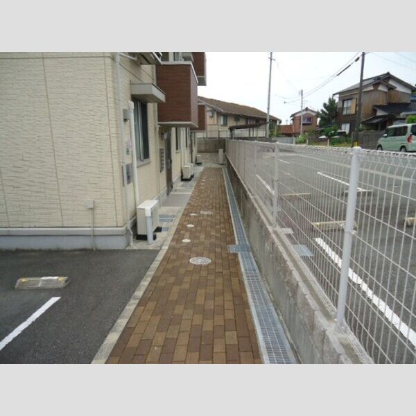 現地周辺 (エントランスまでの通路)