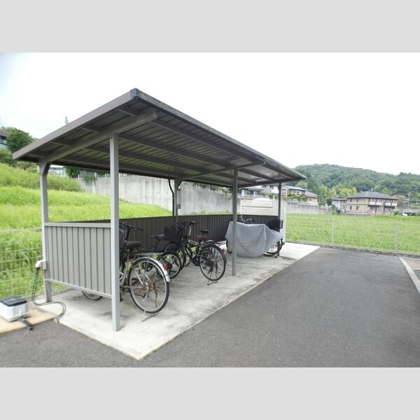 現地周辺 (駐輪場)