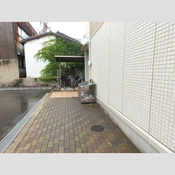 現地周辺 (敷地内ごみ置き場)