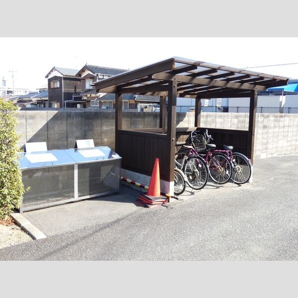 現地周辺 (駐輪場)