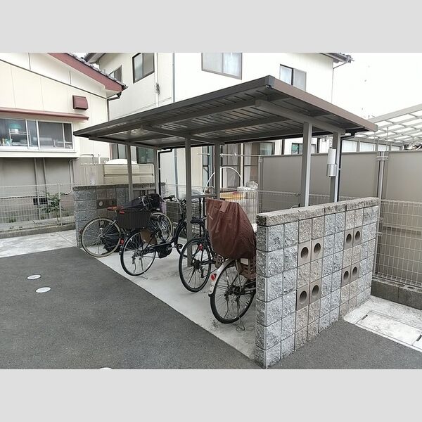 現地周辺 (駐輪場)