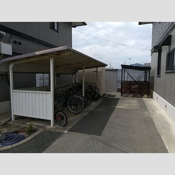 現地周辺 (駐輪場)