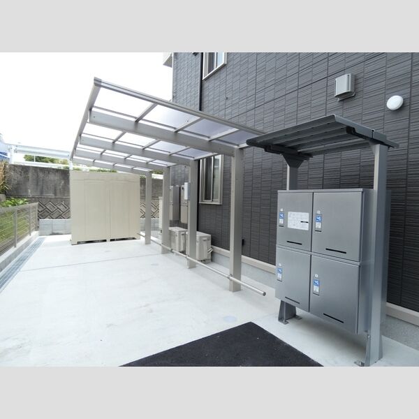 現地周辺 (駐輪場　宅配ボックス)