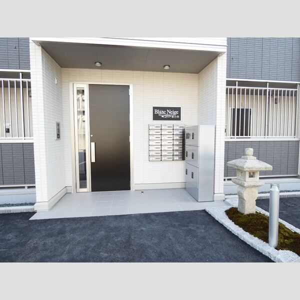 エントランス (エントランス　オートロック　宅配ボックスあり)