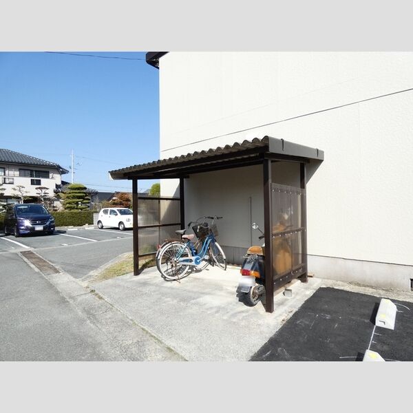 現地周辺 (駐輪場)