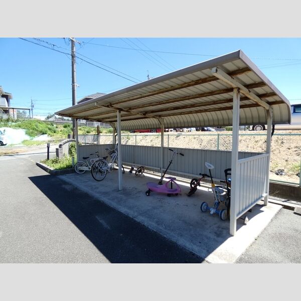 現地周辺 (駐輪場)