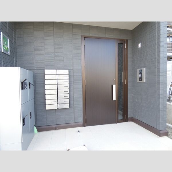 エントランス (エントランス　オートロック　宅配ボックスあり)