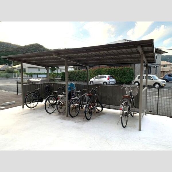 現地周辺 (駐輪場)