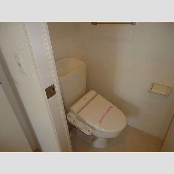 トイレ (温水洗浄暖房便座付き)