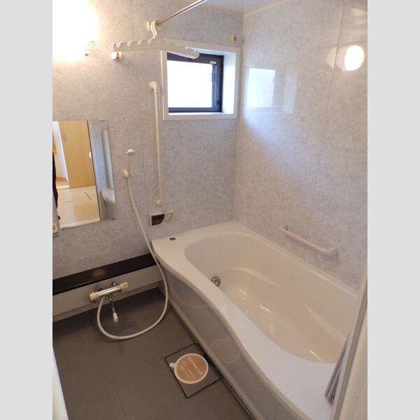 バス (浴室　一坪タイプのお風呂です)