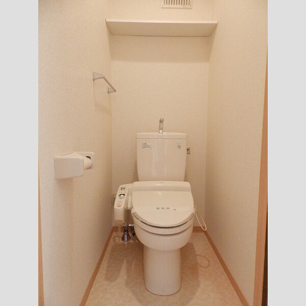 トイレ (温水洗浄暖房便座ついています)