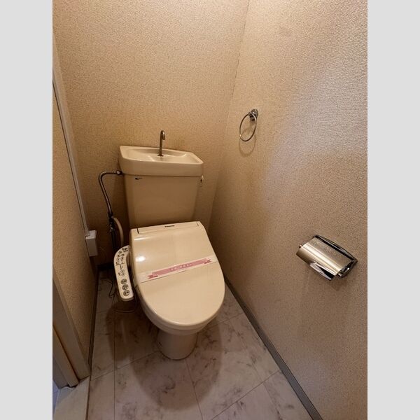 トイレ (トイレ)