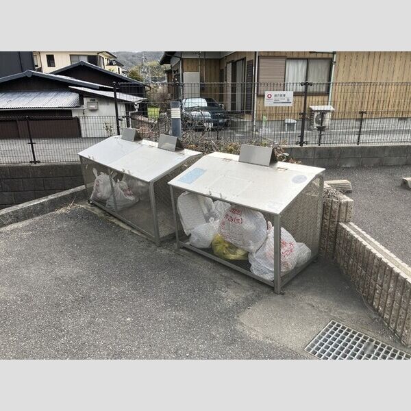 現地周辺 (ゴミ庫)