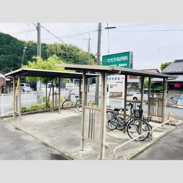 現地周辺 (駐輪場)