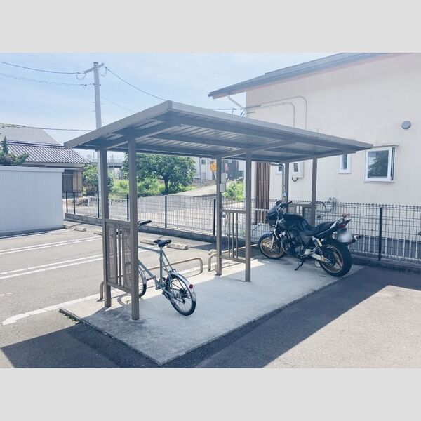 現地周辺 (駐輪場)