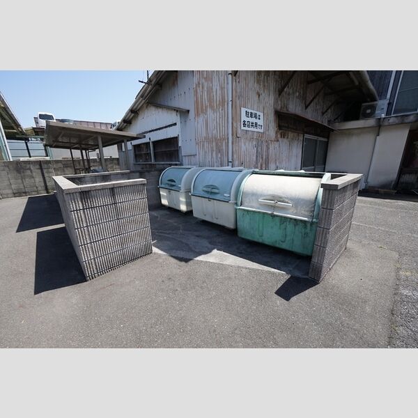 現地周辺 (敷地内ゴミステーション)