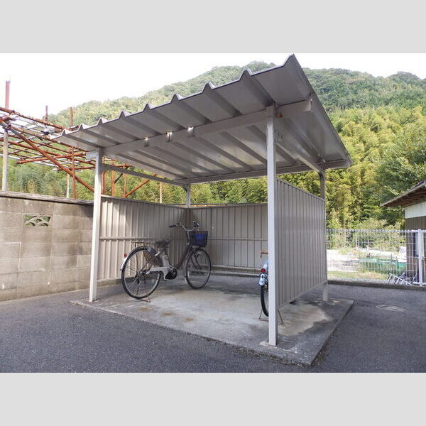 現地周辺 (駐輪場)