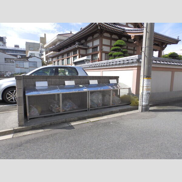 駐車場 (ゴミ庫)