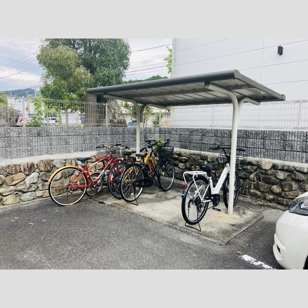 現地周辺 (駐輪場)