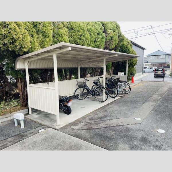 現地周辺 (駐輪場)