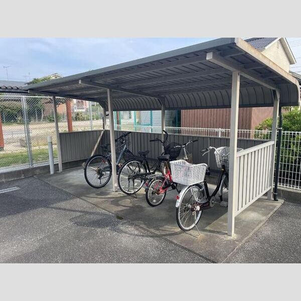 現地周辺 (自転車置き場)