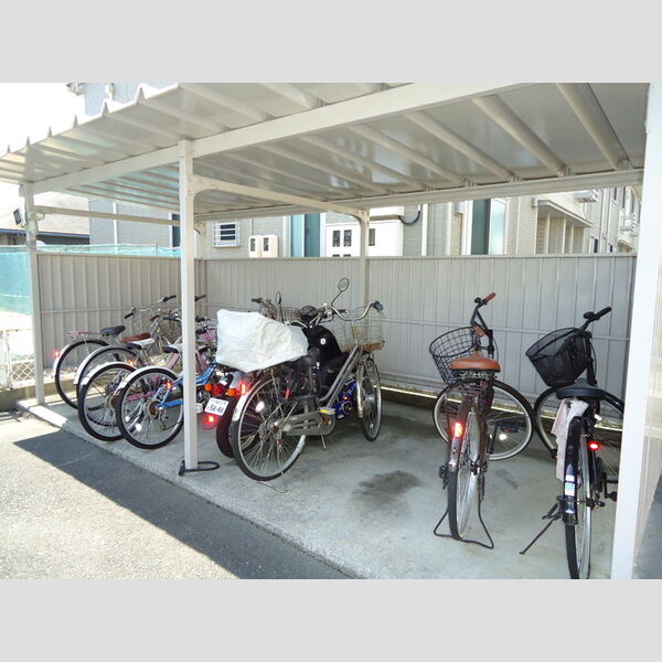 現地周辺 (駐輪場)